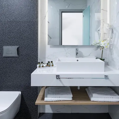 V Luxury Aparthotel 3*